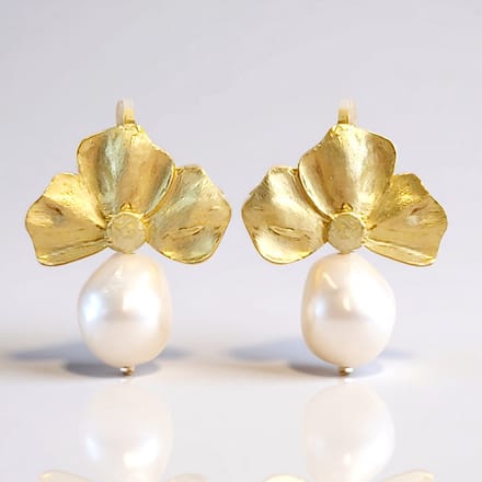 Cavill - 925 Sterling Zilver Vergulde Oorbellen - Witte Zoetwaterparels 11x10 mm - Fancy Bloemmotief - Elegant Dames Sieraad