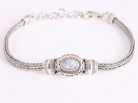 Traditionele zilveren snake armband met Australische opaal