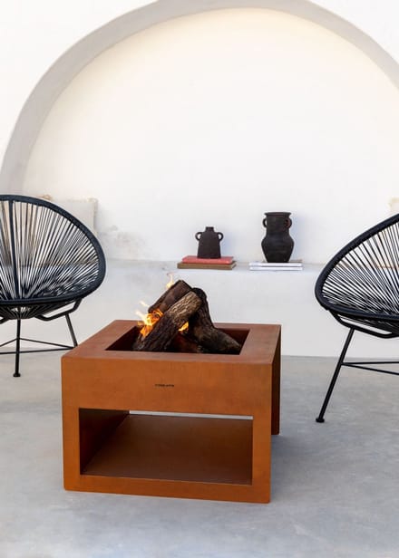 CREATE - Vierkante tuinvuurplaats van cortenstaal, brazier met ruim opbergvak voor brandhout - FIRE PIT CUBE