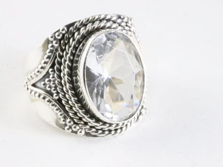 Bewerkte zilveren ring met bergkristal - maat 18