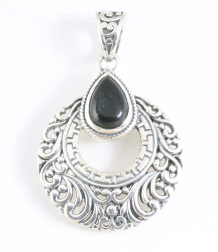 Bewerkte zilveren hanger met onyx