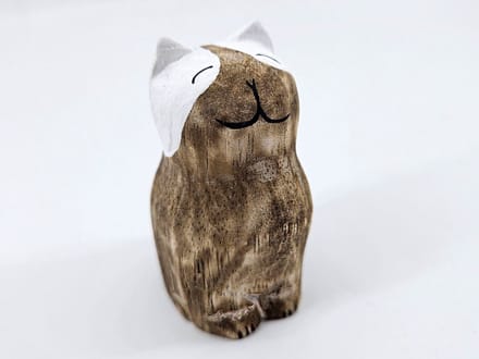 Kat zittend 9x6cm naturel white black