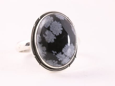 Ovale zilveren ring met sneeuwvlok obsidiaan - maat 21