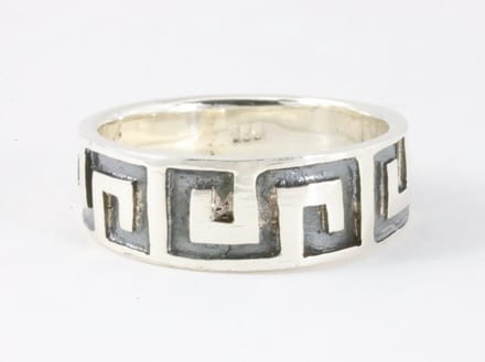 Zware zilveren ring met Grieks motief - maat 19.5
