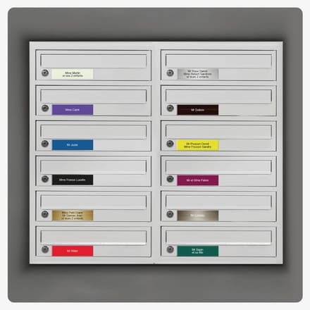 Gegraveerd Naamplaatje 10x2.5 cm - Personaliseerbaar met 1 tot 3 Regels - Bruin