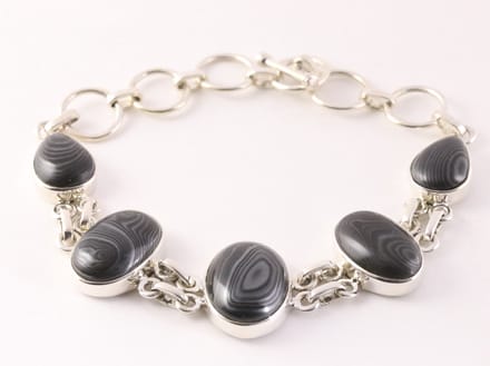 Zilveren armband met grote zwarte psilomelaan stenen