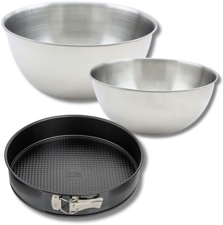 Set bestaande uit 1 springvorm 28 cm, 1 spatel Zenker en 2 mengkommen van roestvrij staal Fackelmann