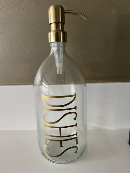BBBLS® Design Dispenser "Dishes" | Transparant Glas | 1 liter | RVS / Metaal Pomp Goud | Zeeppomp | Zeepdispenser | Zeephouder