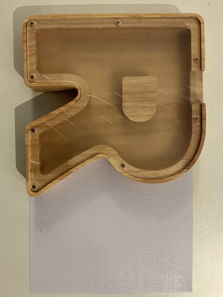 SPAARPOT HOUT LETTER R