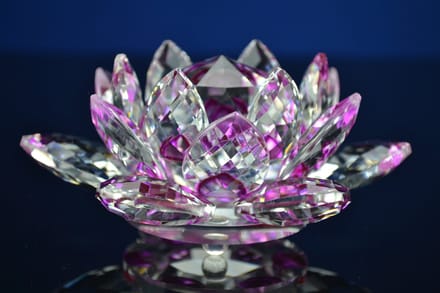 Luxe Kristallen Lotus Bloem – Roze Accenten en Elegant Design