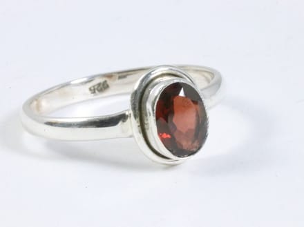 Fijne zilveren ring met granaat - maat 18
