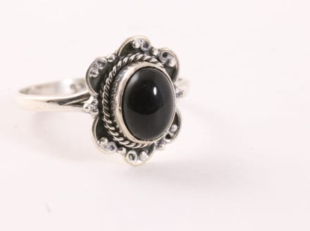 Fijne bewerkte zilveren ring met onyx - maat 15.5