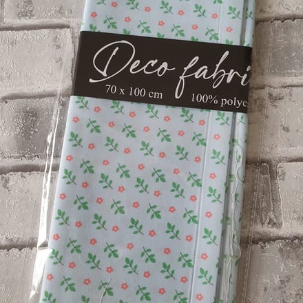 Deco Stof, 100% Polyester, quilten, patchwork, embroidery, 70 x 100 cm, Print lichtblauw met bloemen