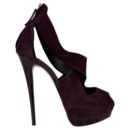 Giuseppe Zanotti platformpumps met gekruiste bandjes in bordeauxrood suède.