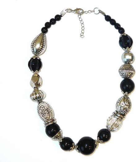 Korte Ketting met Zwarte en Zilveren Kralen