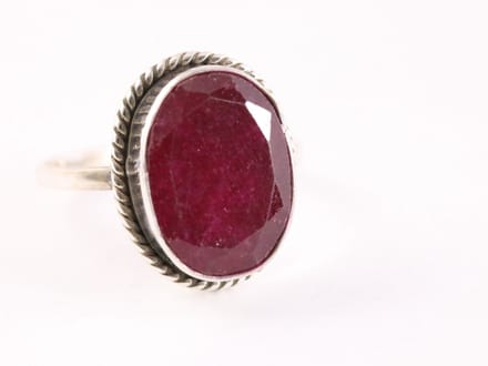 Bewerkte zilveren ring met robijn - maat 21