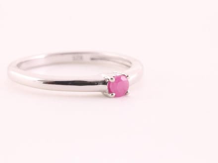 Fijne hoogglans zilveren ring met robijn - maat 17