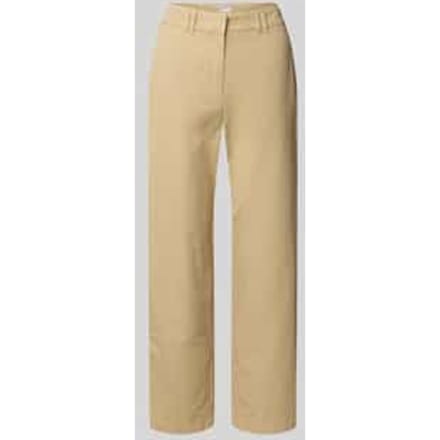 chino met paspelzak achter