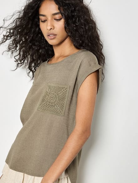 T-shirt van linnenmix met gehaakte zak