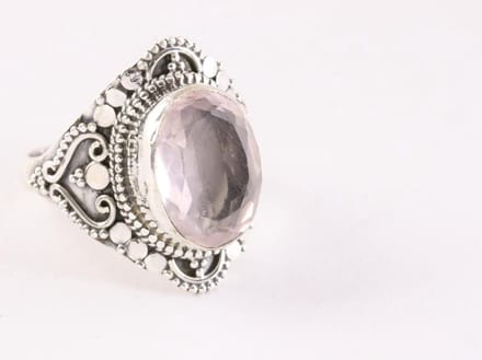 Bewerkte zilveren ring met rozenkwarts - maat 17