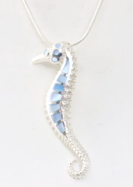 Zilveren zeepaardje met blauwe schelp aan ketting