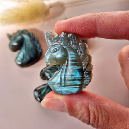 Labradoriet Unicorn – Edelsteen Carving met Flash (3,7 cm) Eenhoorn