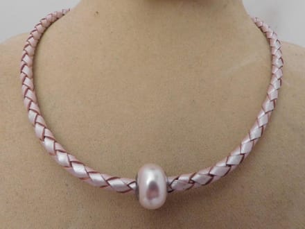 Collier van roze vlechtleer met Swarovski parel en magneetslot