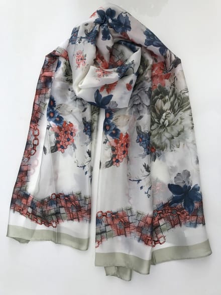 Modieuze zomersjaal van 50 % viscose met 50% zijde, glad materiaal