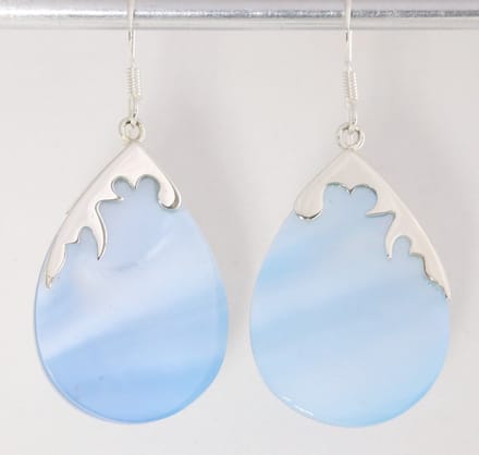 Grote druppelvormige zilveren oorbellen met blauwe schelp
