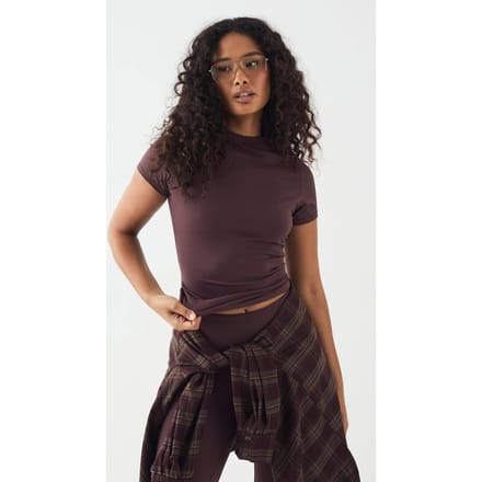 Dames DSGN Studio Sports Ultra Sculpt Korte Mouw Top | Chocoladebruin | Maat: Small