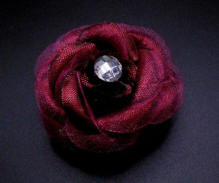 1 Roosje middel met duckklem+elastiek bordeaux rood glans met diamant - Herfst - Herfstkleuren