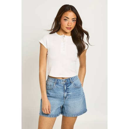 boohoo Dames Petite Denim Mom Short | Acid Wash Light Blue | Maat: 16