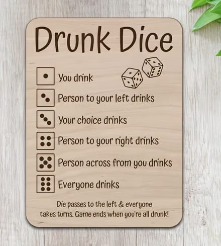 Drank spelletje - thuis - drinken - vrienden - gezellig - wijn - bier - vodka