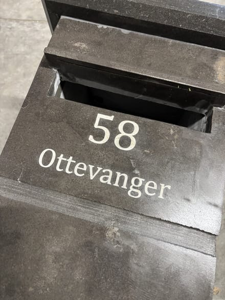 Natuursteen brievenbus geïmpregneerd - Model 002 - met gravering