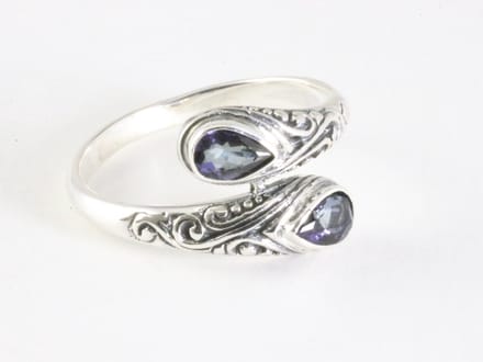 Traditionele bewerkte zilveren ring met tanzaniet - maat 17
