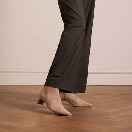 Manfield - Dames - Beige suède enkellaarsjes met hak - Maat 40