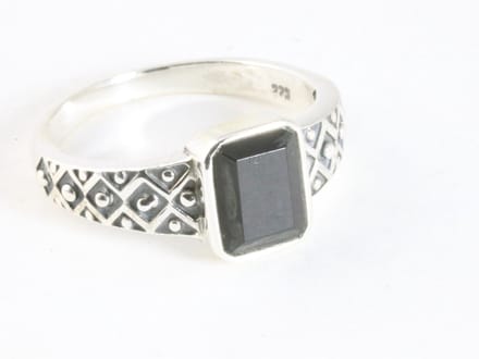 Bewerkte zilveren ring met onyx - maat 18