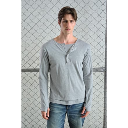 Langemanige T-shirt met knoopkraag en comfortabele pasvorm