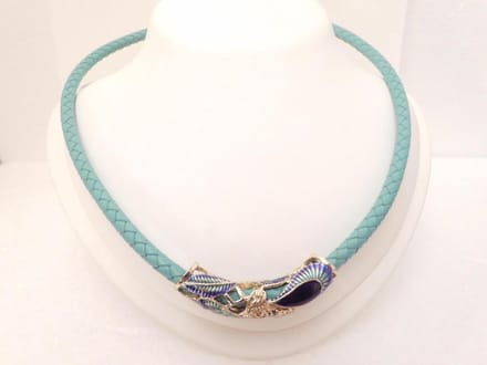 Chic collier van Turquoise leer en grote geëmailleerde hanger