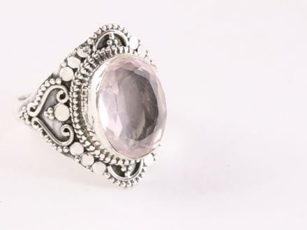 Bewerkte zilveren ring met rozenkwarts - maat 20