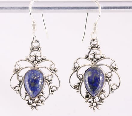 Opengewerkte zilveren oorbellen met lapis lazuli