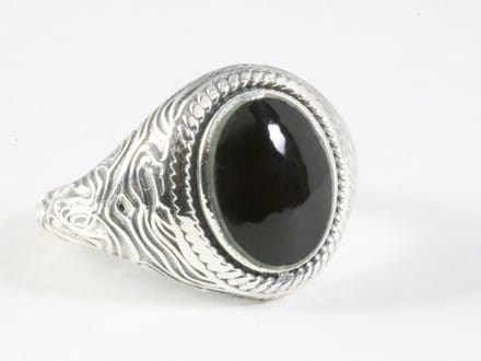 Bewerkte zilveren ring met onyx - maat 18.5