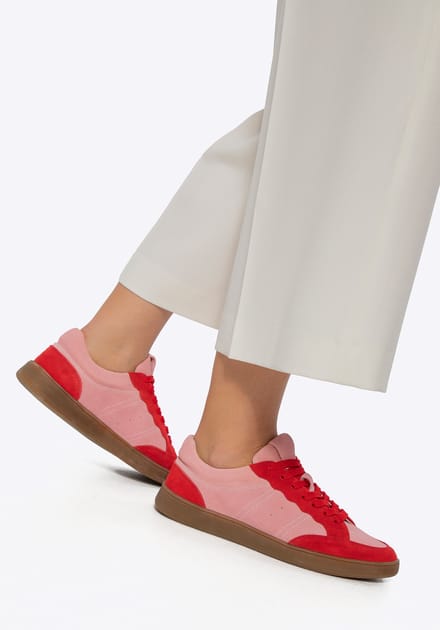 Wittchen Suède Sneakers voor Dames met Contrasterende Roze en Rode Elementen