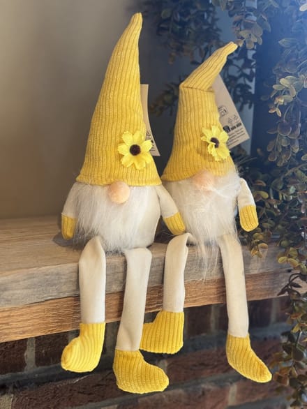 Gnoom geel met bungelende benen, met bloem en buigbare muts