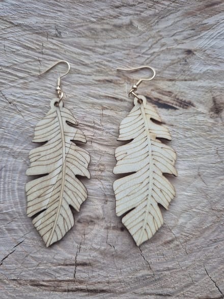 Oorhangers met een houten blad, kleur creme