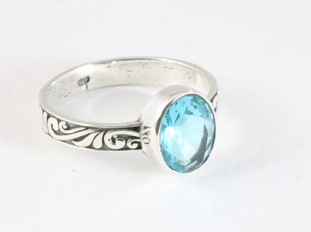 Fijne bewerkte zilveren ring met blauwe topaas - maat 20