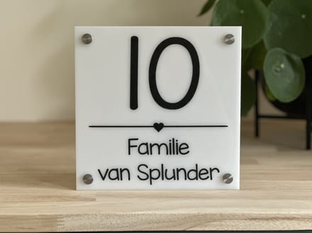 Naambordje / huisnummer voordeur streep hartje opaal