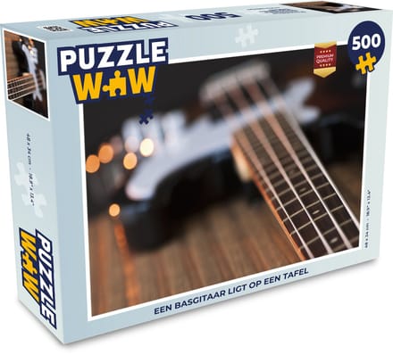 Puzzel Een basgitaar ligt op een tafel - Legpuzzel - Puzzel 500 stukjes