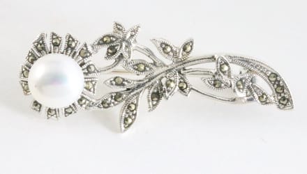 Zilveren bloem broche met marcasiet en witte parel
