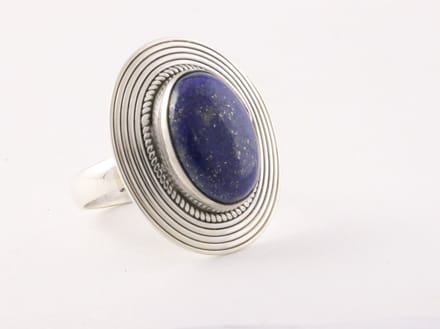 Bewerkte ovale zilveren ring met lapis lazuli - maat 16.5